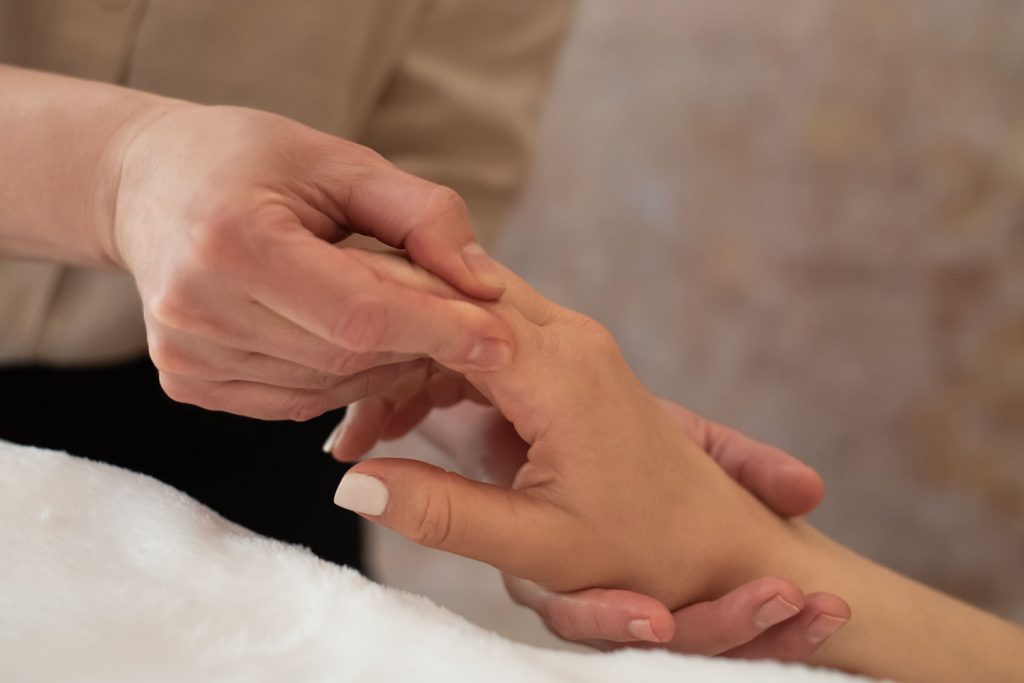 Massage Zeigefinger bei Ganzkörpermassage
