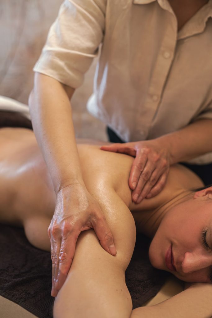 Entspannung während der Ganzkörpermassage Susan Wellness