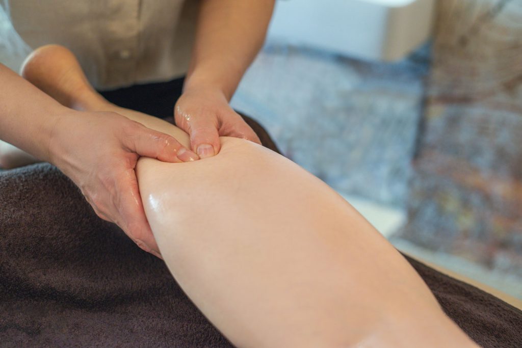 Verspannungen lösen in der Wade bei Ganzkörpermassage