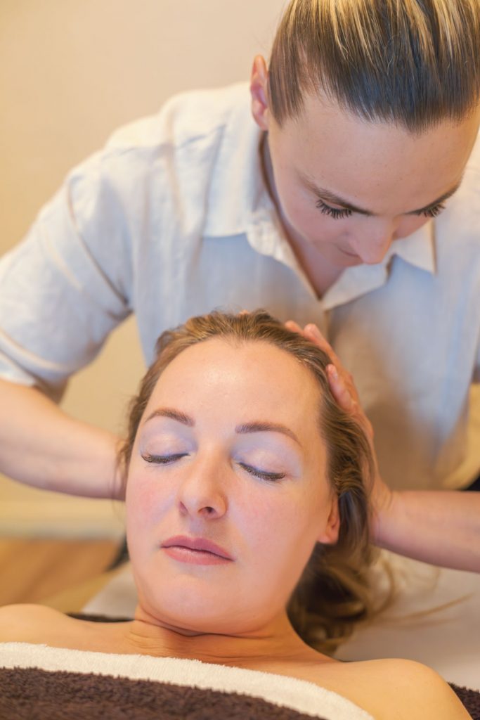 Behandlung des Kopfs und des Nackens bei der Sabai - Thailändische Massage